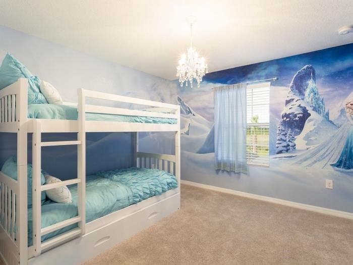 kız yatak odası dekoru, beyaz boyalı ahşap çerçeveli asma yatak, beyaz kristal avize, orta boy ve mavi perdeler