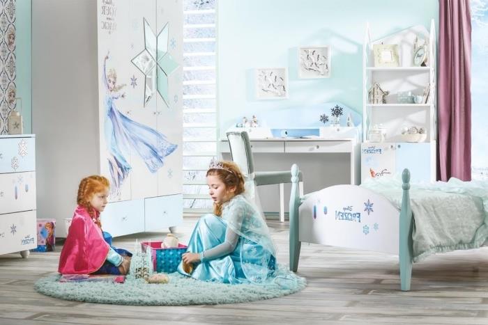 Frozen tasarımlı çocuk odası mobilyaları, açık mavi duvarlı ve ahşap zeminli çocuk odası