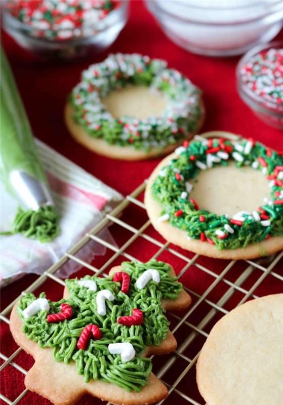 zelena glazura in dekoracija barvnih sladkornih posipov za okrasitev božičnega peciva, klasičen recept za pecivo z maslom in sladkorjem