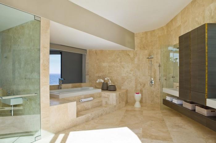 modern banyo, cam duvar, duşakabin, deniz manzarası, beyaz küvet, bej fayans