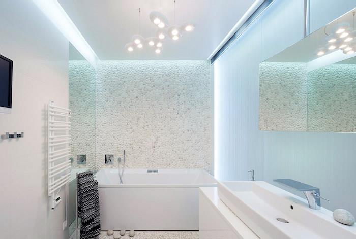 banyo modeli, dikdörtgen ayna, uzun lavabo, gümüş musluk, çakıl taşları