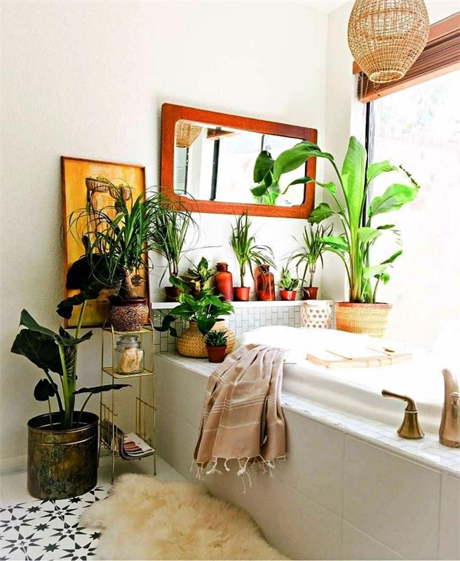ureditev majhne naravne kopalnice, okrašene z lončki z rastlinami in predmeti etnične elegancije, kokošjo kopel naravnega duha