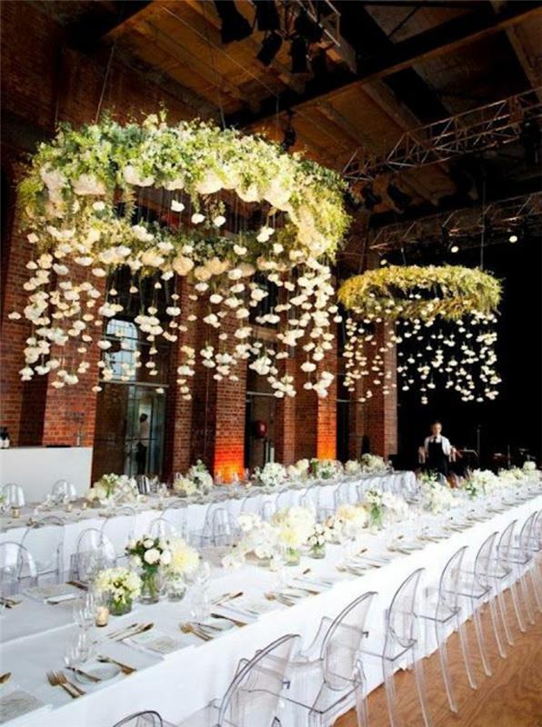 zabava-soba-dekoracija-s-lestencem-cvetjem-velikimi-prozornimi-belimi stoli