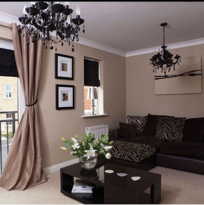 beyaz ve taupe oturma odası boyası ve koyu bistre kahverengi mobilyalar