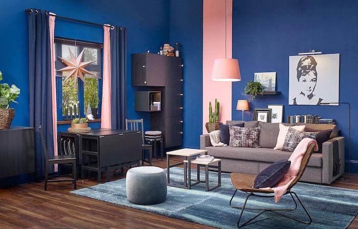 modra in roza dnevna soba s sivim kavčem, ogljeno sivo pohištvo, gnezdilnice, udoben naslanjač, ​​trendovsko slikarstvo 2020