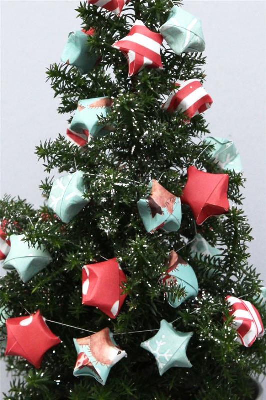orinė ir poetinė girliandos eglutės puošmena su mažomis origami žvaigždutėmis, naminė Kalėdų puošmena, pagaminta naudojant origami lankstymo techniką