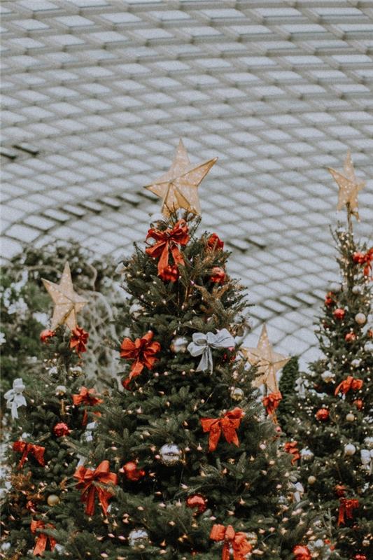 Kalėdų eglutės nuotrauka, papuošta raudona juostele ir metaliniais rutuliais, idėja, kaip papuošti eglutę raudonai ir auksu