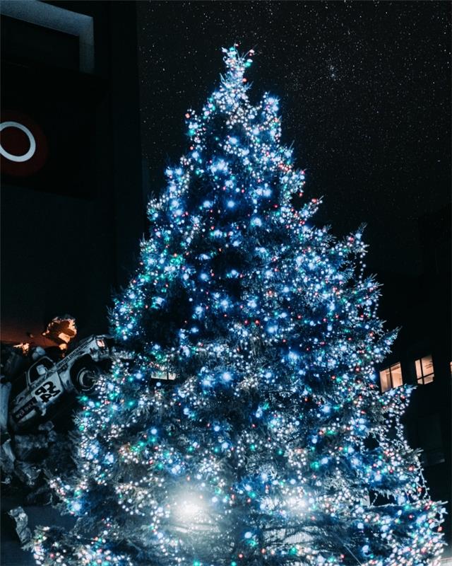 Linksmų Kalėdų 2019 įvaizdis, kalėdiniai kompiuterio tapetai su didelės eglutės nuotrauka, papuošta mėlynos šviesos girlianda