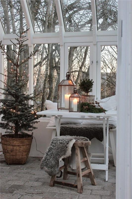 Ahşap mobilyalarla döşenmiş büyük pencereli bir odada koza atmosferi, doğal Noel ağacı ile doğa Noel dekoru fikri