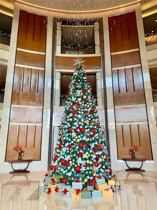 božična dekoracija srebrno zlato in rdeče božične kroglice in rdeče božične zvezde najlepše božično drevo