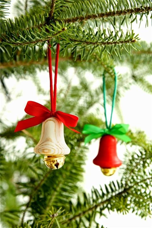 Božično drevo-okras-božično drevo-okrašeno-majhni-leseni-zvončki