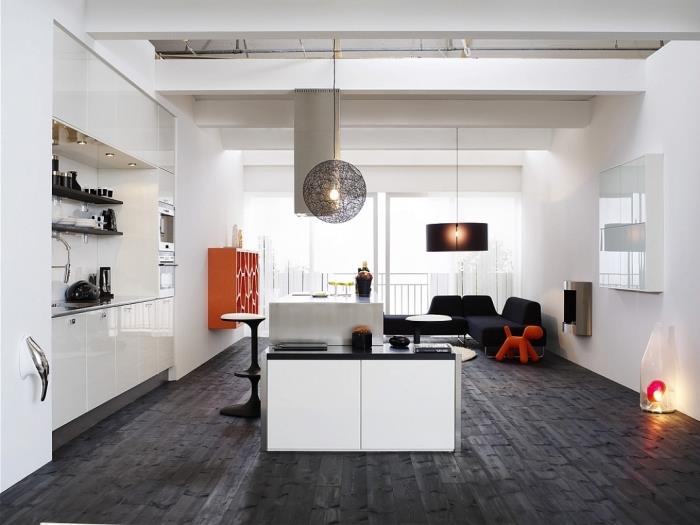opremljena kuhinja, bela in moderna kuhinja z belimi stenami in črnimi tlemi z osrednjim otokom