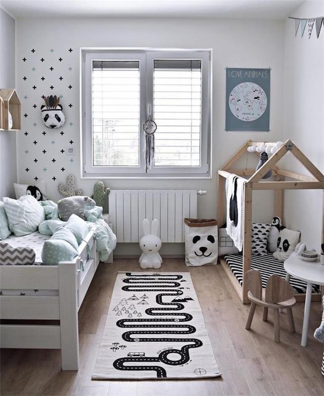 Švediško stiliaus vaikų kambarys su baltomis sienomis ir ekologiškais mediniais baldais