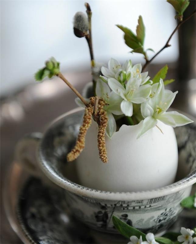 yumurta kabuğu masa dekorasyonu, çiçekler ve solungaçlarla dolu, masa dekorasyonu, eski çay bardağı