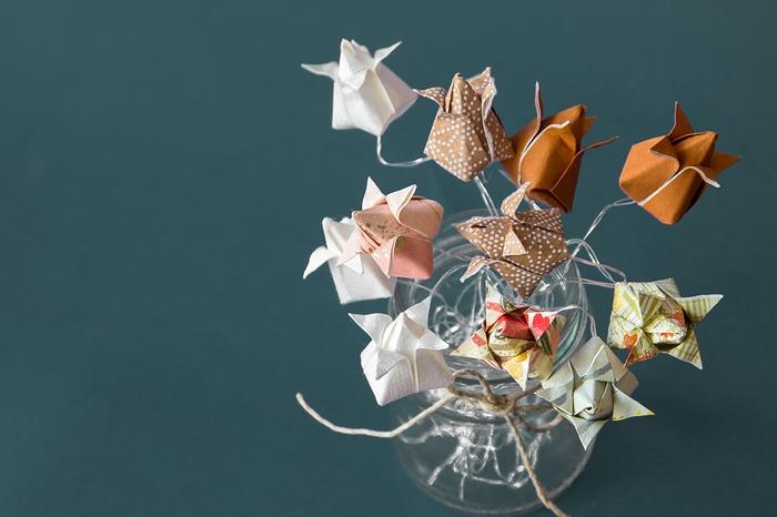 puiki alternatyva gėlių stalo dekoravimui ar tradicinei nuotakos puokštei, kaip lengvai padaryti origami tulpių gėlę, kad būtų sukurta originali popierinė puokštė