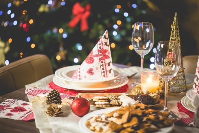 domača božična osrednja ideja, kako postaviti božično mizo, ideja okrasitve božične mize s storži