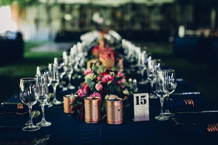 primer dekoracije poročne mize, črni prt, pločevinke, tekač za cvetlične mize, številka mize