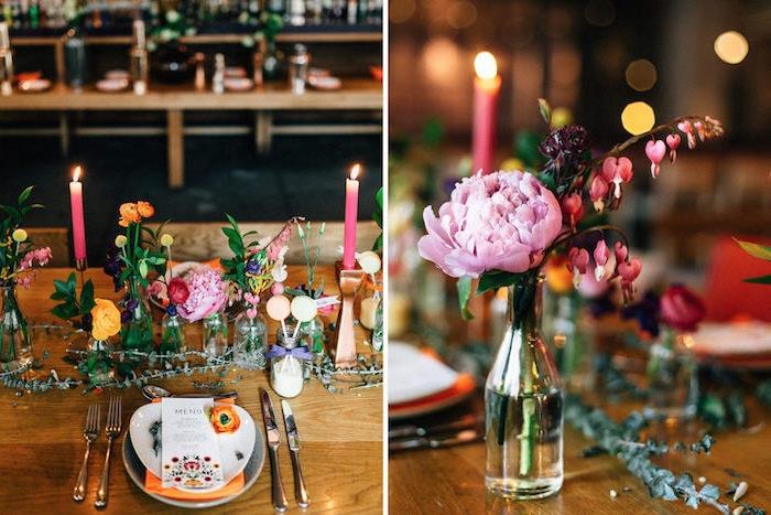 preprosta ideja za poročni dekor, lesena miza, steklenice s cvetjem in rožnatimi svečami