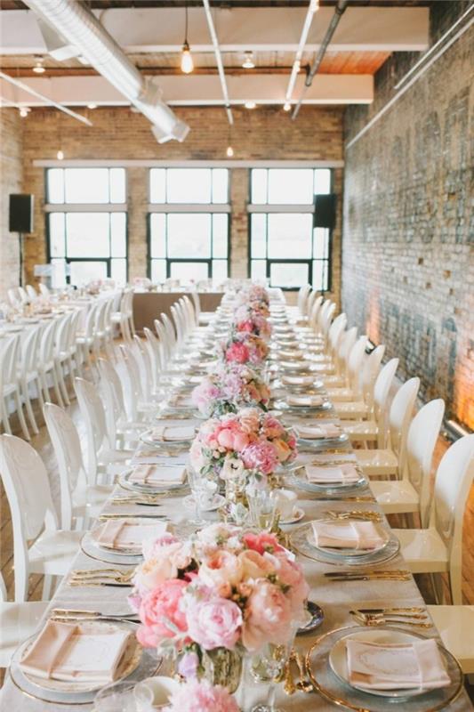 stalo dekoravimas vestuvėms, baltos kėdės, rožinių gėlių puokštės, stiklo plokštės, kaimo vestuvės