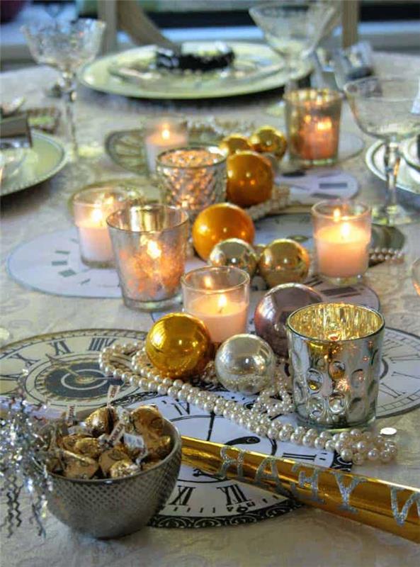 okras svečeve mize s svečami in božičnimi svečami navadna skleda sladkarij pogrinjek potegnjen kot ure