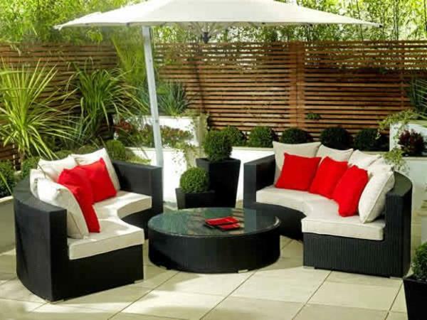 apdaila-lauko-terasa-svetainė-raudonos pagalvėlės