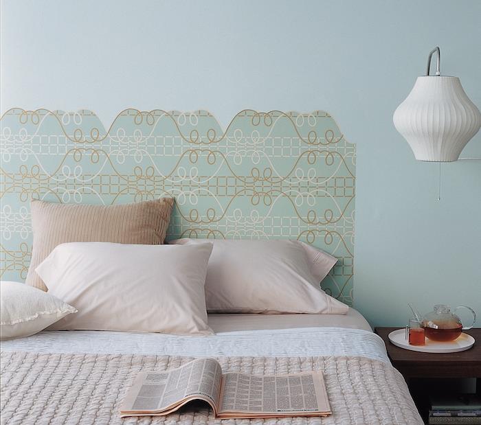 ideja o vzglavju za modro in bež ozadje na modri steni, roza in belo posteljnino, leseno nočno omarico, belo svetilko