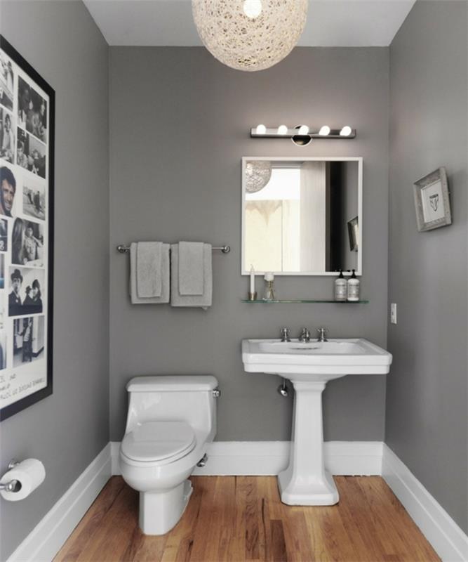 pilka ir balta tualetas, medinės grindys, didelis šviestuvas, įrėmintas veidrodis, stiklo lentyna, vienspalvės nuotraukos