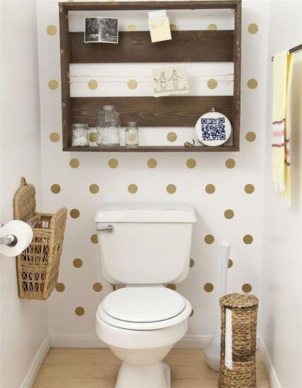 preprosta in izvirna dekoracija stranišča v rustikalnem slogu z ozadjem v zlati piki na beli in samostojni leseni polici