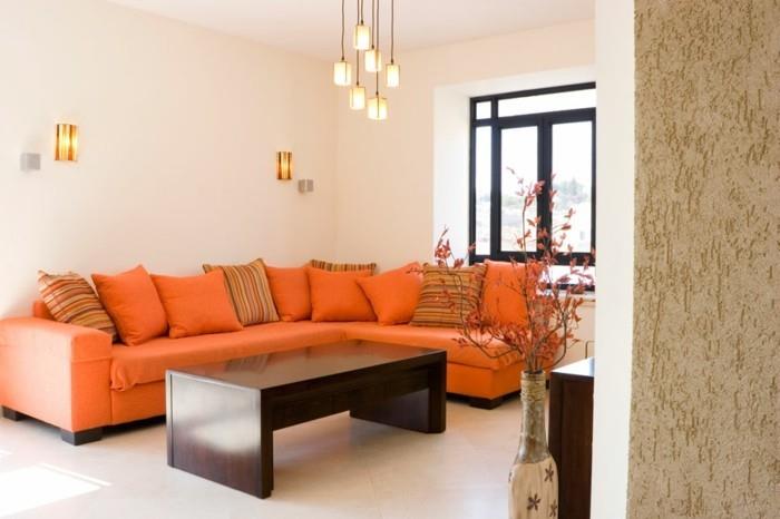 feng shui namas, oranžinė sofa, pakabinamos lempos, tamsus medinis stalas