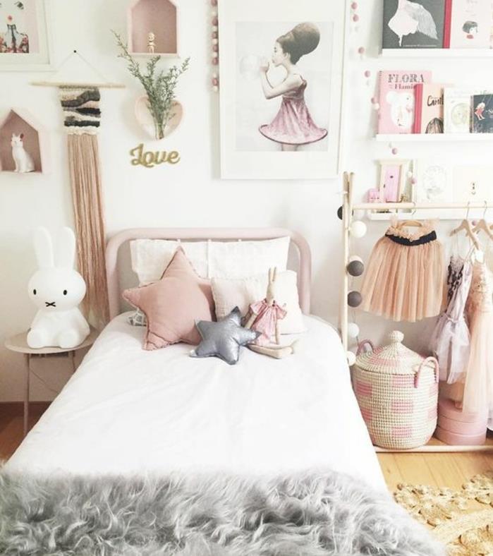 dekoracija spalnice za dekleta, roza kovinska postelja, siva posteljna prevleka, roza blazina, detajli, roza dodatki, otroška soba v skandinavskem slogu