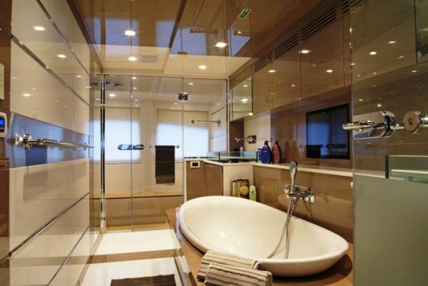dekoracije-kopalnica-notranjost-glamurozno-zastekljena-koncept-prostorsko-minimalistična-kopalnica-dizajn-z-razkošno-bela-kad-in-rjava-barvna shema-čudovita-kopalnica-oblikovalske-ideje-zbirka-v-