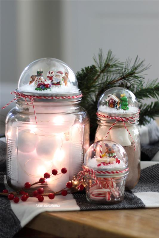 gražios kalėdinės dekoracijos, skirtos pasipuošti šventiniu akcentu, stiklinės saldainių dėžutės, paverstos originaliais sniego gaubliais
