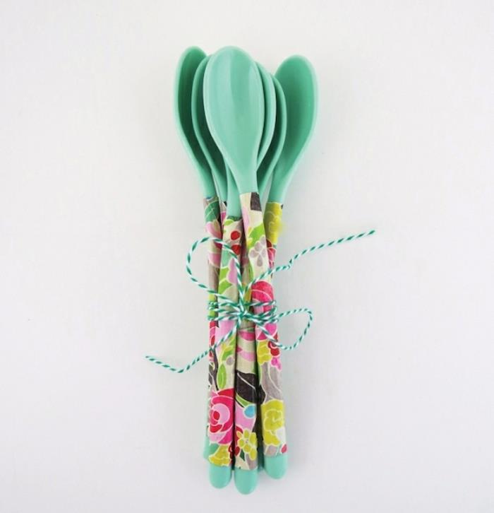 decorazione-fai-da-te-cucchiai-plastica-decoupage-carta-motivi-floreali-colorata-legati-filo