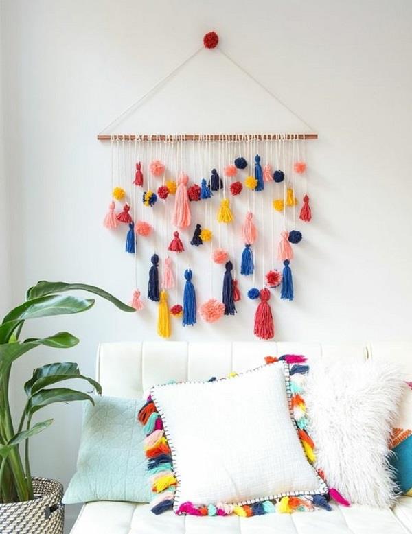 Lavori creativi fai da te per decorare le pareti di casa, pompons colorati attaccati su un'asse di legno