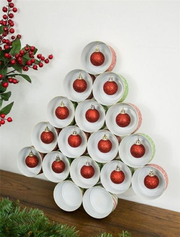decorazioni-natalizie-barattoli-latta-riclati-incollati-muro-forma-albero-addobbi-palline-rosse