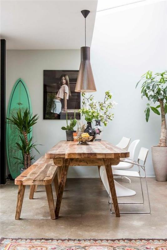 Arredamento sala da pranzo con un tavolo di legno and Panchina, decorazione con fiori e un lampadario a sospensione