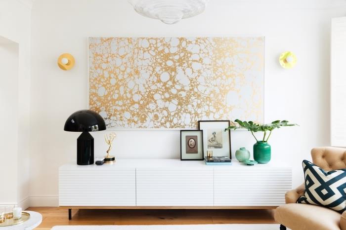 beyaz ve altın çerçeveli duvar kağıdı şeridinden yapılmış bir sanat eserinin resmi gibi modern goblen