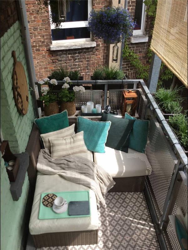 Kaip sutvarkyti nedidelį balkoną, sofą terasoje su turkio mėlynos ir pilkos spalvos pagalvėlėmis