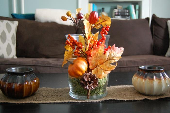 papuošti stalą svetainė puodelis oranžinės gėlės ir lapai stiklo vaza rudenį stalo dekoravimas rudenį stalo dekoracijos padaryti patys