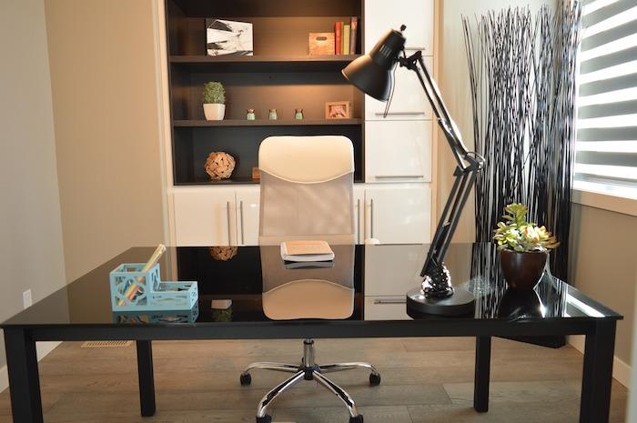 pisarniško pohištvo, pisarna z bež stenami in lesenim stropom, knjižna omara v beli in črni barvi