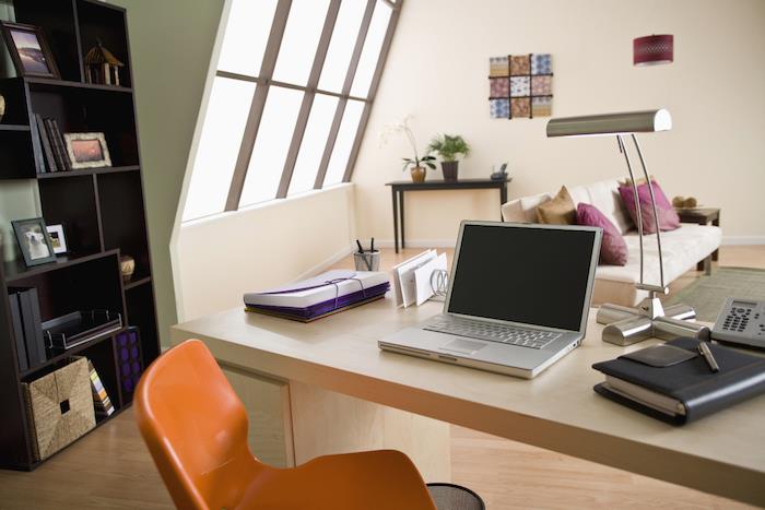 pisarniška postavitev, pisarna pod pobočjem z belimi in zelenimi stenami z lesenim stropom, lesena knjižna polica pobarvana v črno