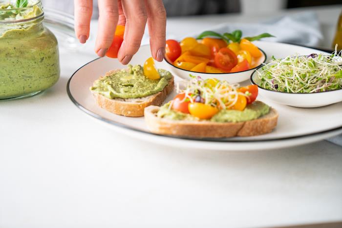 apero toast okrasite s pestom na toastu s češnjevimi paradižniki in kalivimi semeni