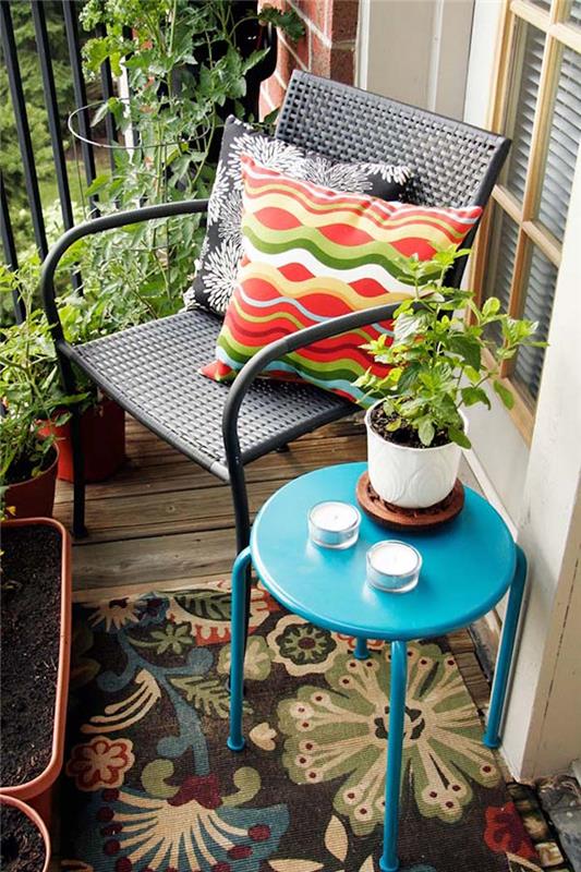 įrengti mini lauko balkono namą, nedidelį stalą terasoje, mėlyną naktinį stalą