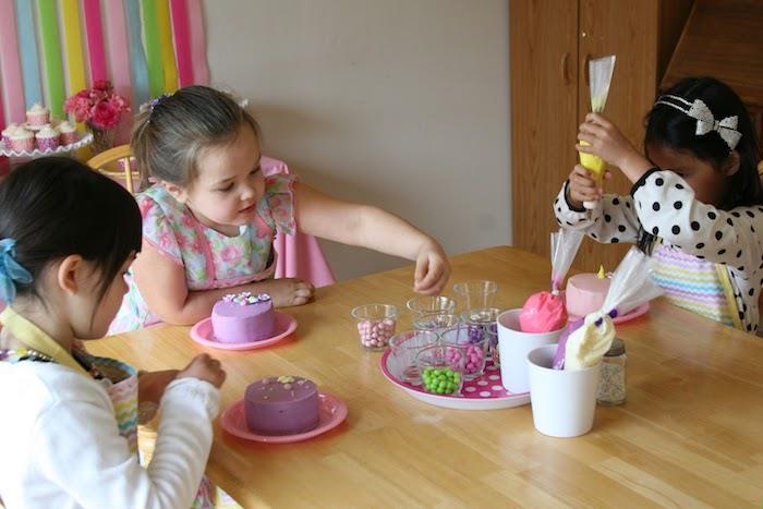 doğum günü atıştırmalıkları için manuel aktivite, bir pasta poşetinde şekerli badem, şekerleme ve ekşi krema ile pastayı süsleyin