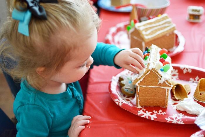 taze vreme ve şekerlerle süslenmiş zencefilli ev, çocuklar için yaratıcı Noel atölyesi fikri, anaokulu Noel ve doğum günü manuel etkinliği