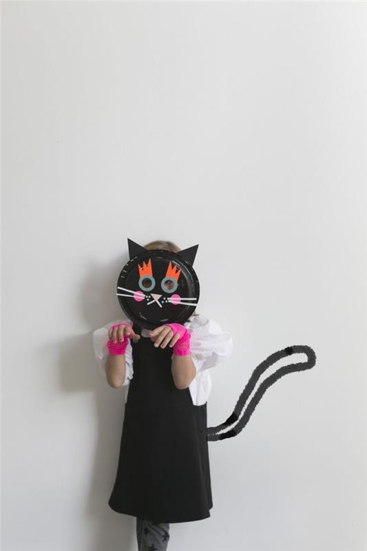 DIY kız cadılar bayramı kostümü fikri, plastik bir plakadan yapılmış bir kara kedi maskesi, orijinal bir maske yapmak için anaokulunda DIY cadılar bayramı