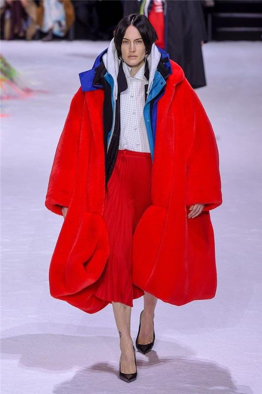 Blagovna znamka Balenciaga, rojena v Španiji, se je uveljavila kot pionirka v luksuzni modni industriji