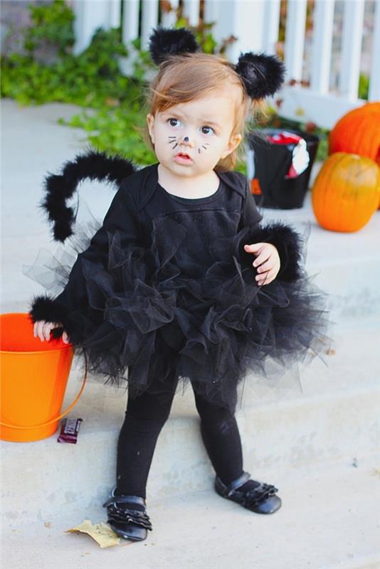 „pasidaryk pats“ vaiko kostiumas Helovinui, mažos mergaitės juodos katės kostiumo idėja Helovino vakarėliui, paprastas Helovino makiažas
