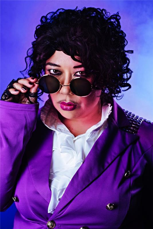 vyro diskotekos kostiumo idėja atkurti princo išvaizdą purpuriniu lietumi, princo kostiumas su garbanotu peruku, garbanotais marškiniais ir purpurine striuke