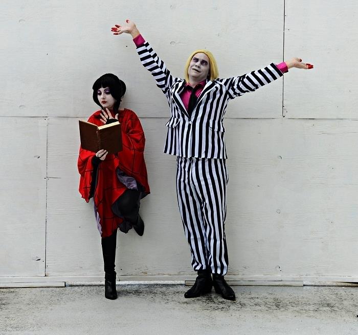 poros kostiumas lydia deetz ir beetlejuice, „beetlejuice“ kostiumas, kurį sudaro dryžuotas kostiumas, rožiniai marškiniai ir šviesus perukas